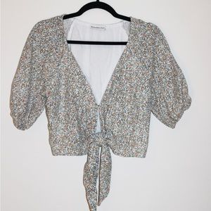 Abercrombie & Finch floral V-neck blouse with puff sleeves